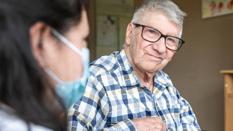 résident et soignant masqué