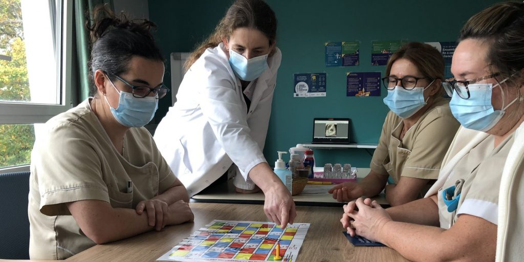soignants autour d'un jeu de sensibilitation à la dénutrition