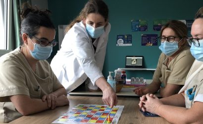 soignants autour d'un jeu de sensibilitation à la dénutrition